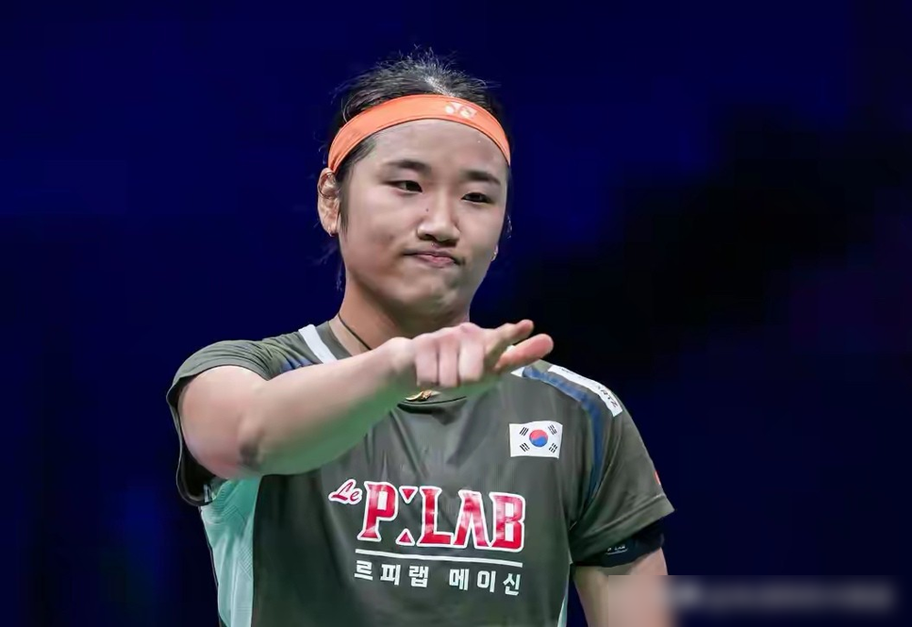 被韩国一姐连败5次后，陈雨菲这次只能玩命了。
9月26日女单八强出炉，国羽双姝挺进。可挡在她们跟前的，是个惹不起的体能怪物，世界第一安洗莹。
这人最擅长死缠烂打，硬生生把你跑垮。两人交手31次，陈雨菲输了17回。就在今年，陈雨菲手握赛点都能被她生生拖死逆转，活活咽下了五连败。
跟她拼拉吊，就是