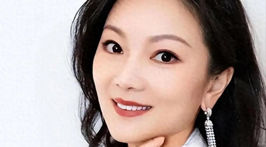 76岁张艺谋手抖被搀着上台，44岁陈婷却坐进制片人席位：老夫少妻的残酷，不是离婚，是两个人活在了不同的时间里
2026年8月10日，北京冰丝带。张艺谋攥着话筒的那只手一直在抖，帽檐底下露出的头发全白了，落座时工作人员从侧身扶了一把。同一晚，台下制片人席位上，陈婷坐得笔直，身份栏写着“谦年影业制片人”