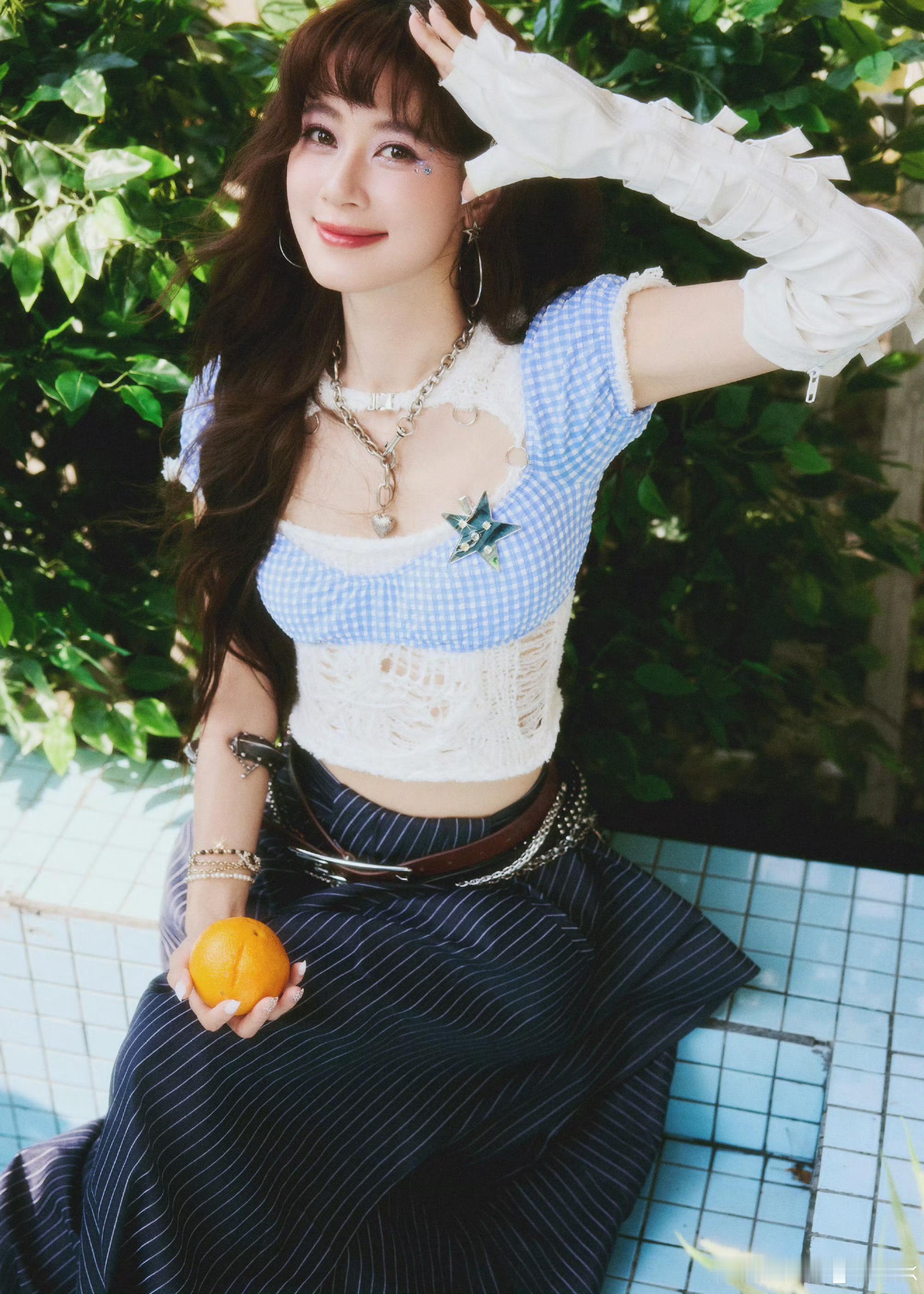 #赵昭仪夏日泳池大片# 丨#赵昭仪夏日清爽感# 
夏日泳池写真[哇] 好夏日好有活力💖是元气超足的妹宝[求关注]泳池、鲜花与明媚阳光相互映衬，灵动甜美的气质扑面而来[抱一抱] ​
