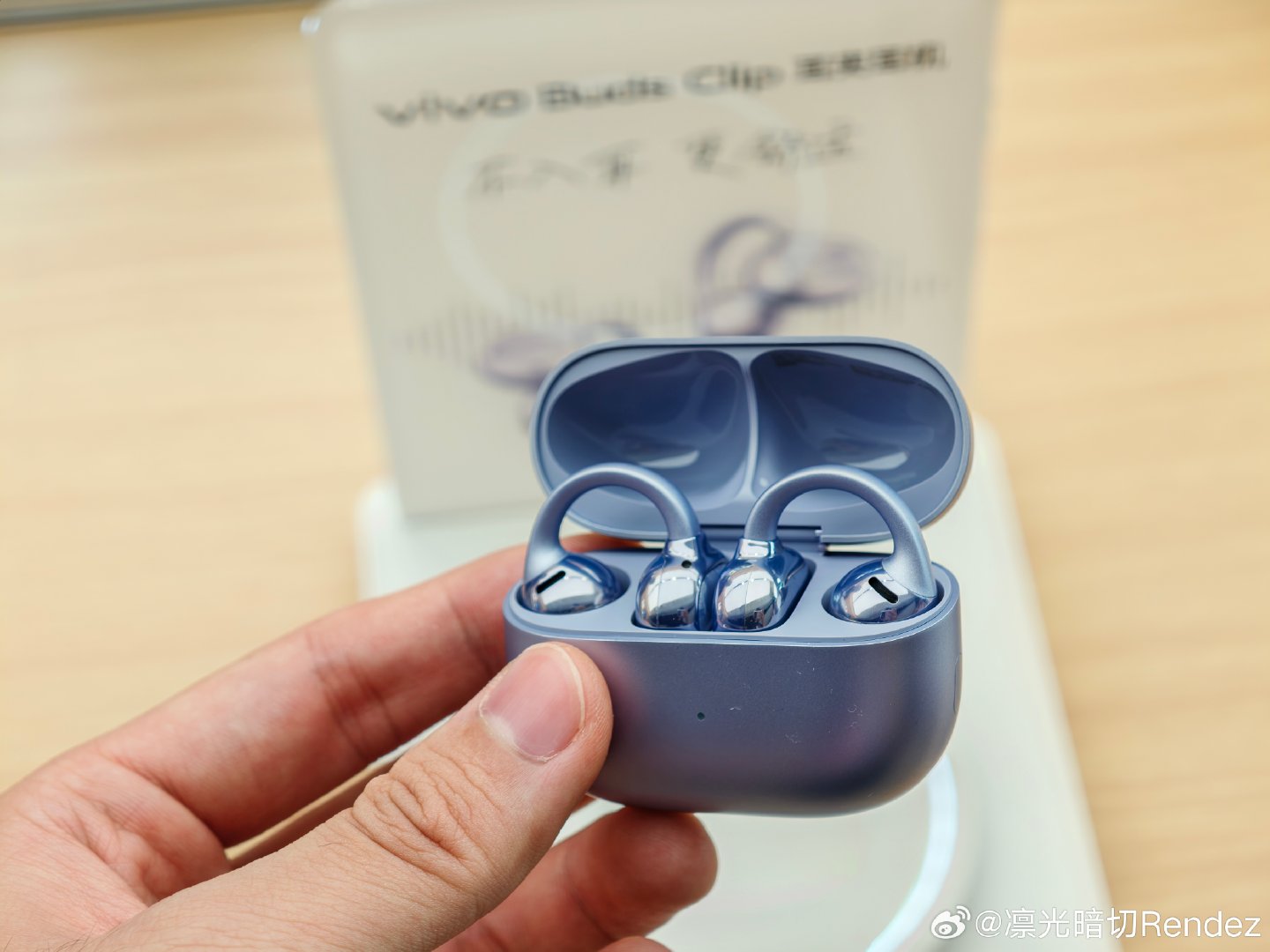 vivo的耳夹听了，价格不贵，不过声音普通，人声比较集中比较闷，低频没有给很多 ​