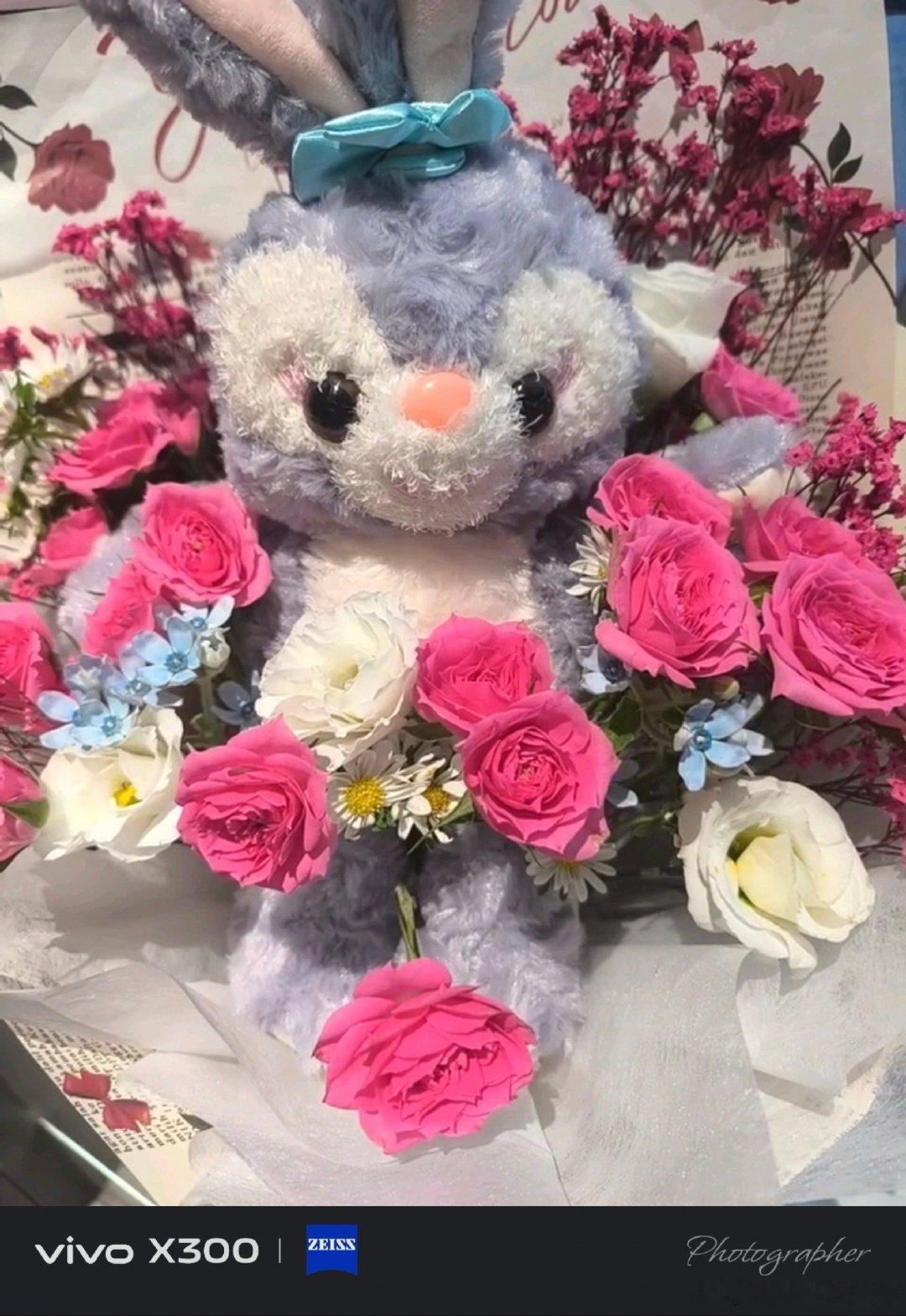 #vivo[超话]##vivo超话# 星黛露被鲜花包围住，软软乎乎的，收到这样的礼物真的会超级开心。 ​