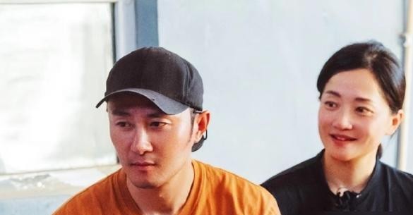 郭柯宇当年跟章贺办完离婚手续走出来的时候，很多人私下都觉得这个女人大概是疯了。
十年时间不拍戏，天天在灶台和孩子之间打转，曾经攒下的名气和底子全耗光了。
散伙的时候呢？
大头资产和房子碰都不碰，只把孩子搂在怀里，卡上扒拉来扒拉去就剩几万块钱。
换成别人，怎么也得找个律师撕扯几轮，哪怕为了后半