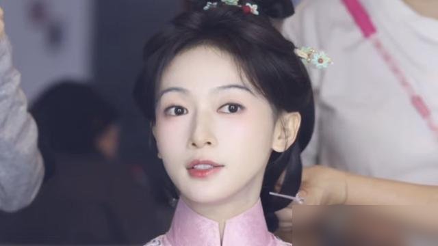 吴谨言拍《延禧攻略》那会儿，硬把自己饿到74斤，脸上没二两肉，全靠骨头撑戏。
现在生完孩子复出，脸圆了，眼神也软了，整个人透着一股子松快劲儿。网友直接吵翻了，说这气血感比纸片人高级多了。
昨天狗仔还拍到她跟洪尧街头拥抱，背带裤宽松点，立马被传怀二胎。她工作室甩了张表情包，“馒好笑的”，四个字把瓜