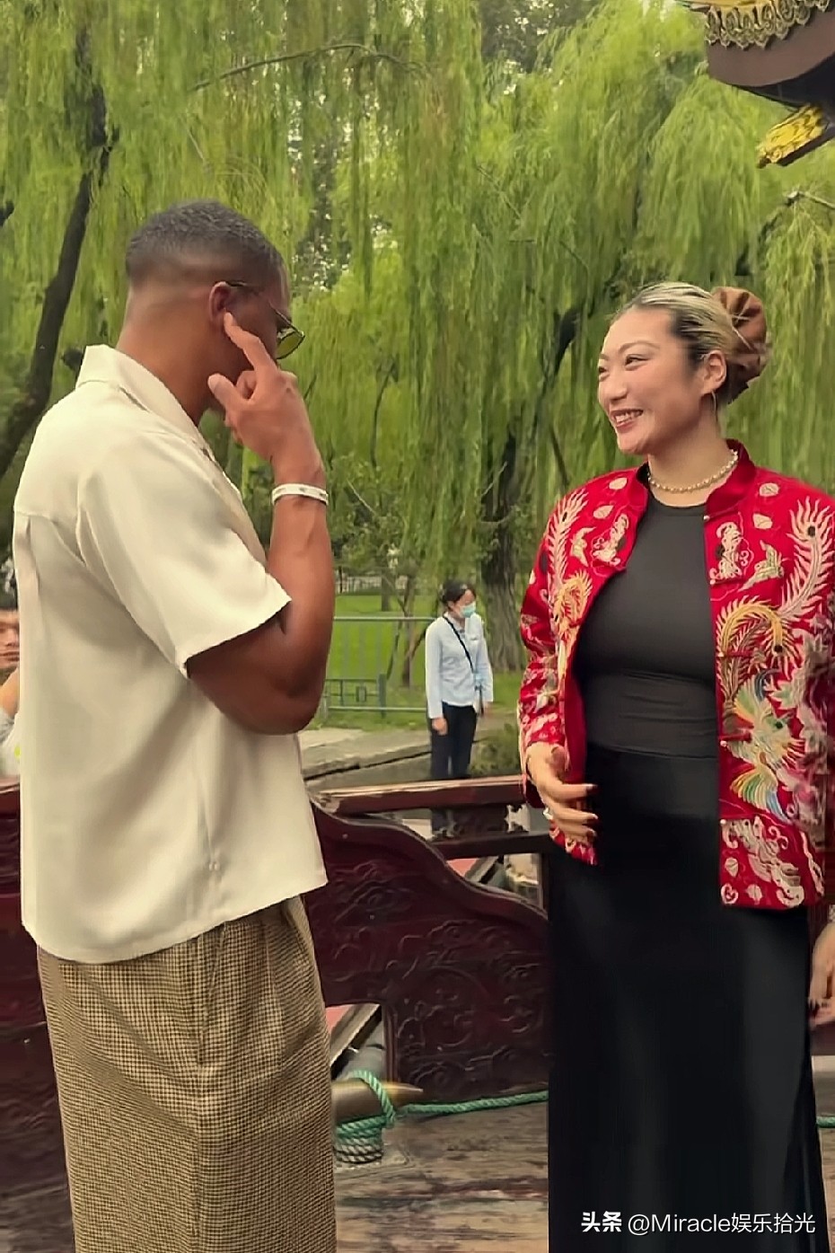 李梦与威少西湖游船同框，新中式穿搭大气，两人船上开心互动，两大篮球名将相聚杭州。