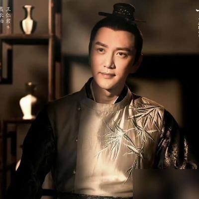 王仁君拿了飞天视帝，热搜上最疯的却是《知否》那帮人。
曹翠芬老太太一句“祖母想你了”，他回的是“孙儿谨记祖母教诲，不敢忘家风”。高露喊他二哥哥，他一本正经回“妹妹安好，便是晴天”。连赵丽颖都下场了，他挨个用盛长柏那套文言文回，一个没落下，一个没越界。
四分钟脱稿感言，不拿稿，不卡壳，句句落在“先
