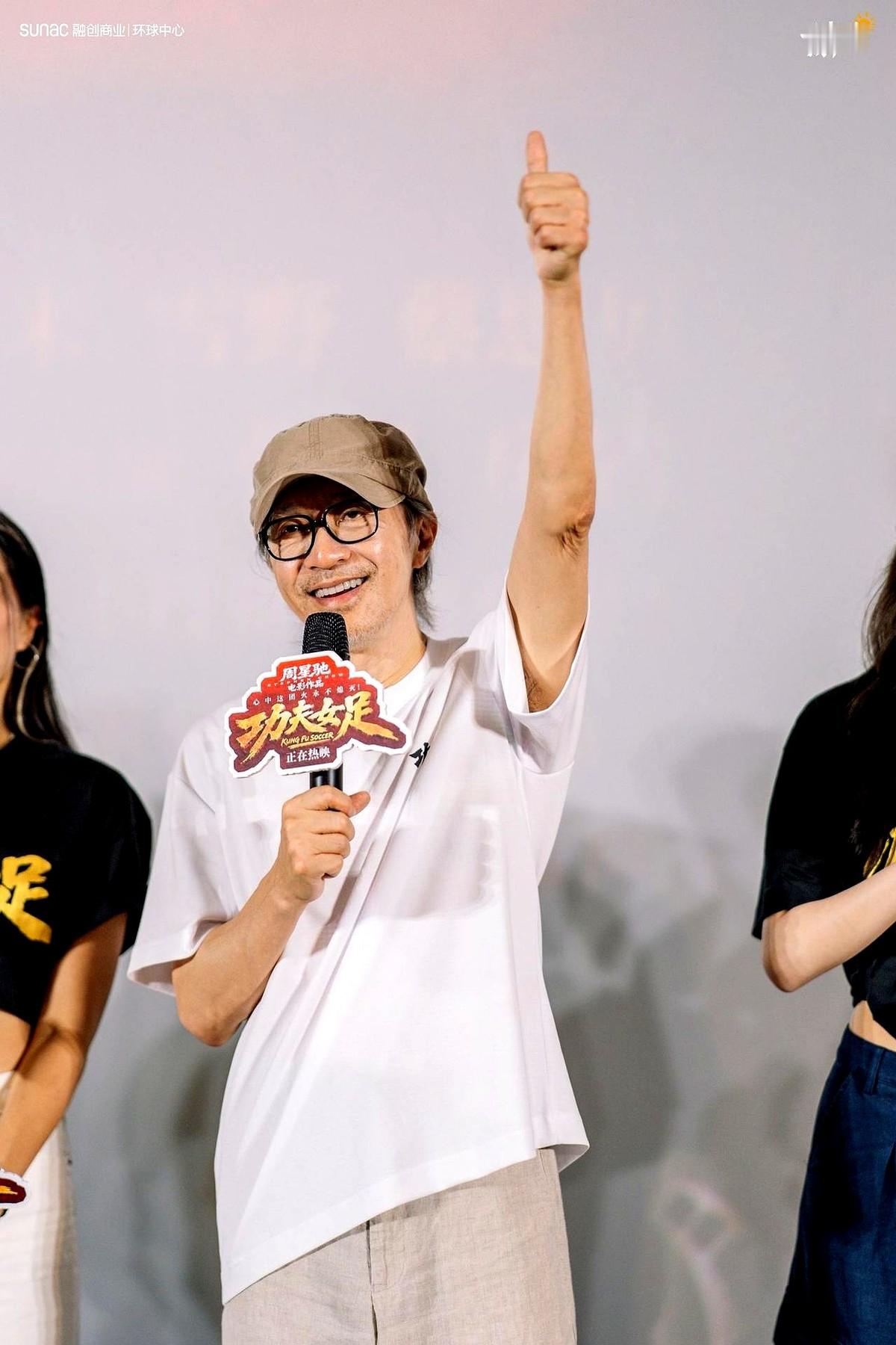 拍《功夫女足》，剧组餐标80块起步，且定了一条死规矩：龙套必须先打饭。

全员同标准，绝不搞明星小灶。有个群演第一次在片场吃到热乎的白灼虾，眼眶直接红了。

这不是周星驰心软，他是在重建秩序。当年他演“宋兵乙”蹲在角落啃冷馒头，亲眼看着群演的剩饭被倒去喂狗。《喜剧之王》里尹天仇被扔盒饭，全是他熬过的