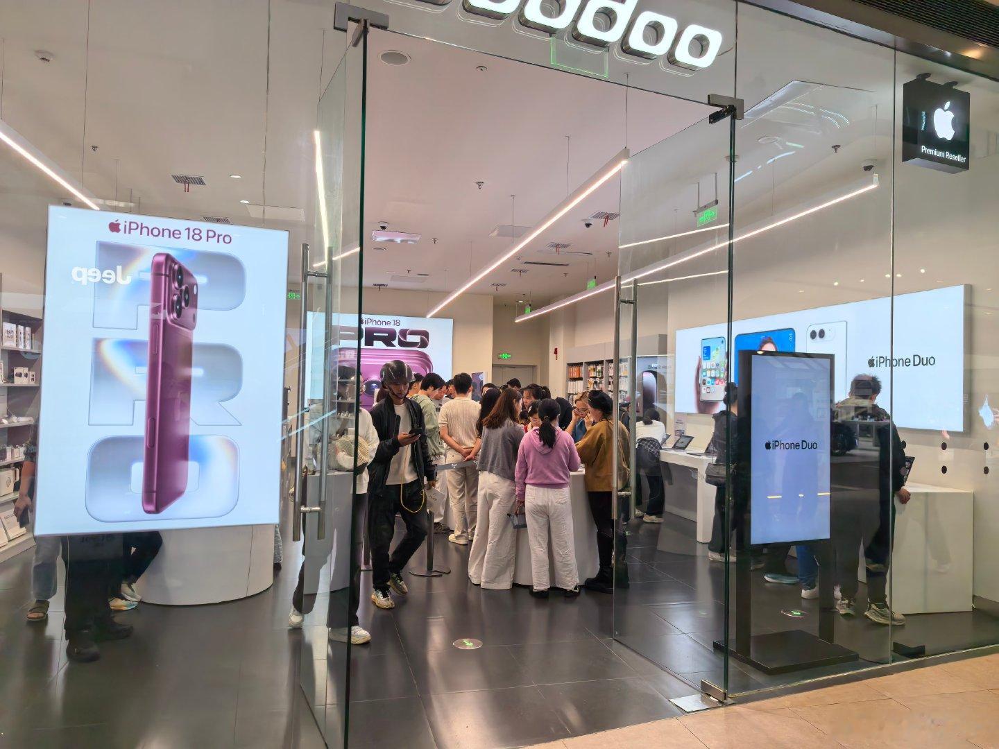 #iPhoneDuo王者荣耀黑边# 这个适配确实不咋的，还需要一些时间，主要是苹果这边加了侧边栏的规范，导致适配比较麻烦，完善还得一段时间了。路过苹果的授权经销门店，人还挺多的，挺多人还是对iPhone Duo感兴趣的。 ​