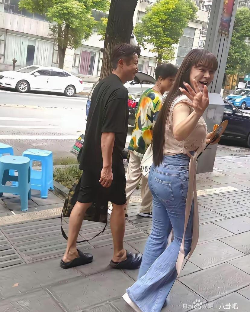 路人的镜头下的冉莹颖 ​