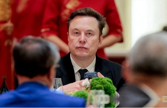 “美国根本不缺稀土，全世界都能挖！”美国首富马斯克曾语出惊人，可他接下来的一句话，直接把美国人整破防，他表示但挖出来的稀土，全都得送到中国加工。
 
这话狠狠撕开了全球稀土产业链的真相：稀土本身并不稀有，美国加州芒廷帕斯矿、澳大利亚矿山、非洲多地都有丰富储量，开采矿石这件事，各国都能做到。可真正决定