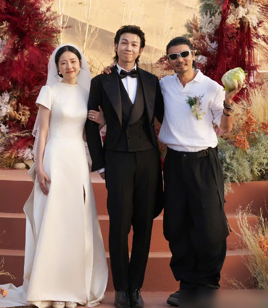 张晋蔡少芬李承铉，全挤在敦煌大漠里喝喜酒。白举纲补办婚礼，圈外老婆正脸第一次露出来。没搞什么世纪婚礼，就一片旷野，一堆火，几个老熟人。张晋管他叫小白变大白，蔡少芬夸新娘子持家有道，胡海泉站边上跟着乐。于湉周笔畅专程飞过去，十七号仓库那帮人还合唱了首《小星星》。网友说这是披哥团建，我看不像。综艺散场三
