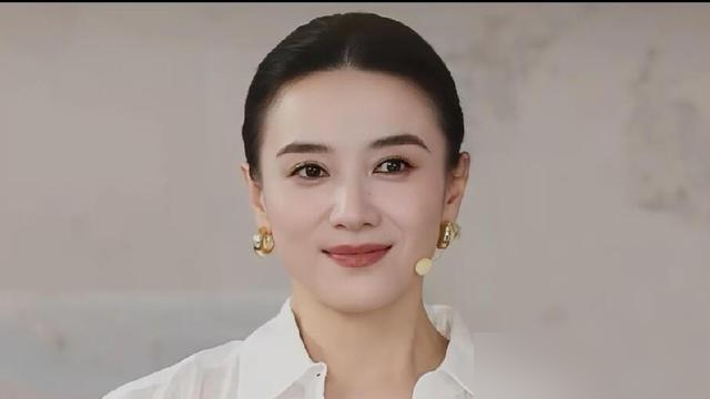 横店群演快饿死了，宋佳却一脸淡定，问她慌不慌，她只回了仨字：有本子。
2026年上半年，微短剧备案总数827部，比去年同期1519部，直接腰斩，跌了45.6%。新规一落地，重点微短剧投资门槛从100万提到300万，小剧组说没就没。群演蹲在横店门口，一天接不到一个活。
可你再看宋佳，采访里不急不躁
