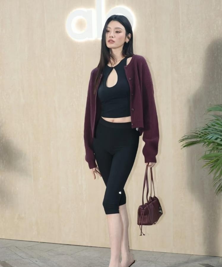 奚梦瑶又背着帆布包混进北大教室了，镜头扫过去没人认得，跟普通进修生没两样。她读的是北大和港大合办的EMBA，学费大几十万，2024年已经拿证，梁安琪慢慢带她碰家族酒店和奢侈品生意，不是摆拍阔太。当年维密那跤摔完，多少人笑她只剩脸，结果她转头做护肤线、接高端代言，把流量换成实打实的资产。模特碗终究有保