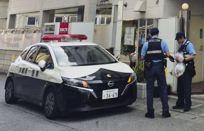 【#驻日美军涉嫌杀人被移送检察机关#】当地时间10月5日，日本冲绳县警方将涉嫌抢劫杀人的驻日美军士兵移送检察机关。

日本首相高市早苗5日在临时国会全体会议上开始施政演说前，对此次事件表示“极为遗憾”，并对美方表示“强烈抗议”，强烈要求美方采取措施阻止此类事件再发生。（央视新闻客户端） ​
