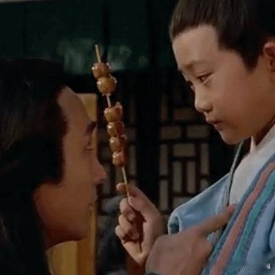 李连杰版倚天里那串冰糖葫芦，藏着八百年中式酸甜浪漫

看过李连杰《倚天屠龙记之魔教教主》的人，大多忘不掉那串不起眼的冰糖葫芦。

故事开篇，武当山下集市，殷素素给年幼的张无忌买下一串红彤彤的糖葫芦，是无忌最纯粹温暖的童年记忆。变故突生，玄冥神掌寒毒入骨，母亲塞给他三颗山楂糖，告诉孩子 ​