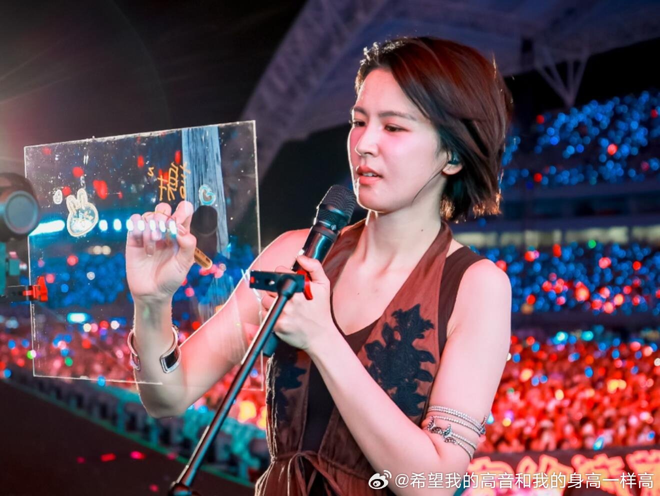 #曾沛慈[超话]#[爱你]#曾沛慈30天安利计划# [么么哒]#曾沛慈30天安利计划# 

Day29，一束冷光下的白衣歌者，是清冷又温柔的力量；
灯海中的棕裙女孩，是被爱意包围的柔软存在。
不管是安静唱情歌的她，还是看着粉丝应援板偷偷感动落泪的她，都是最真实的曾沛慈。舞台因为有你而发光，我们也因为有你而 ​