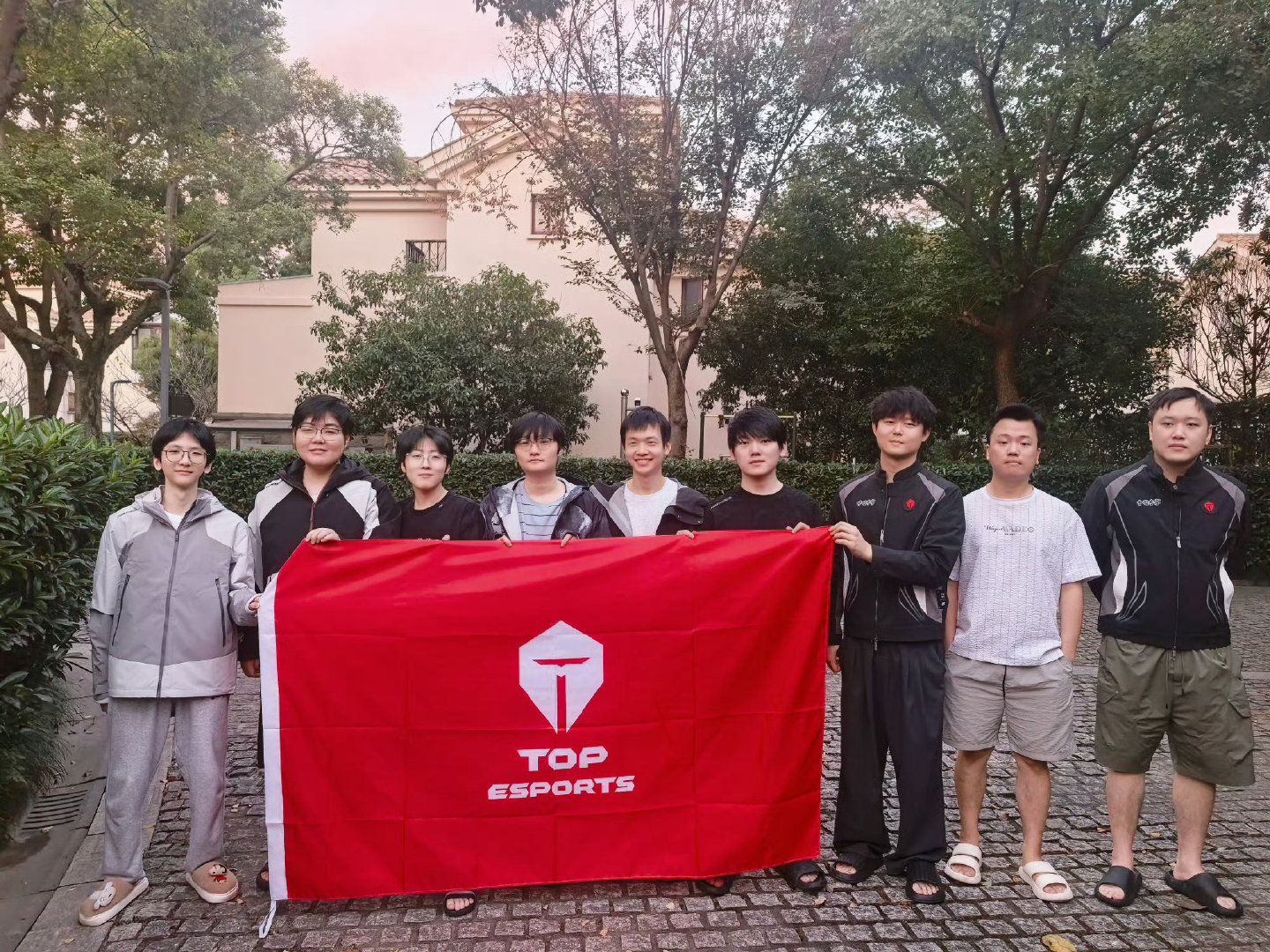 #张佳ZHJ[超话]##曝AL教练被拒签##曝TES邀请JDG教练支援##Zuian现身tes出征照# 
今年S赛真是坎坷，al那次也有教练被拒签，TES邀请JDG教练支援，Xiaobai与TES一起出发美国 ​