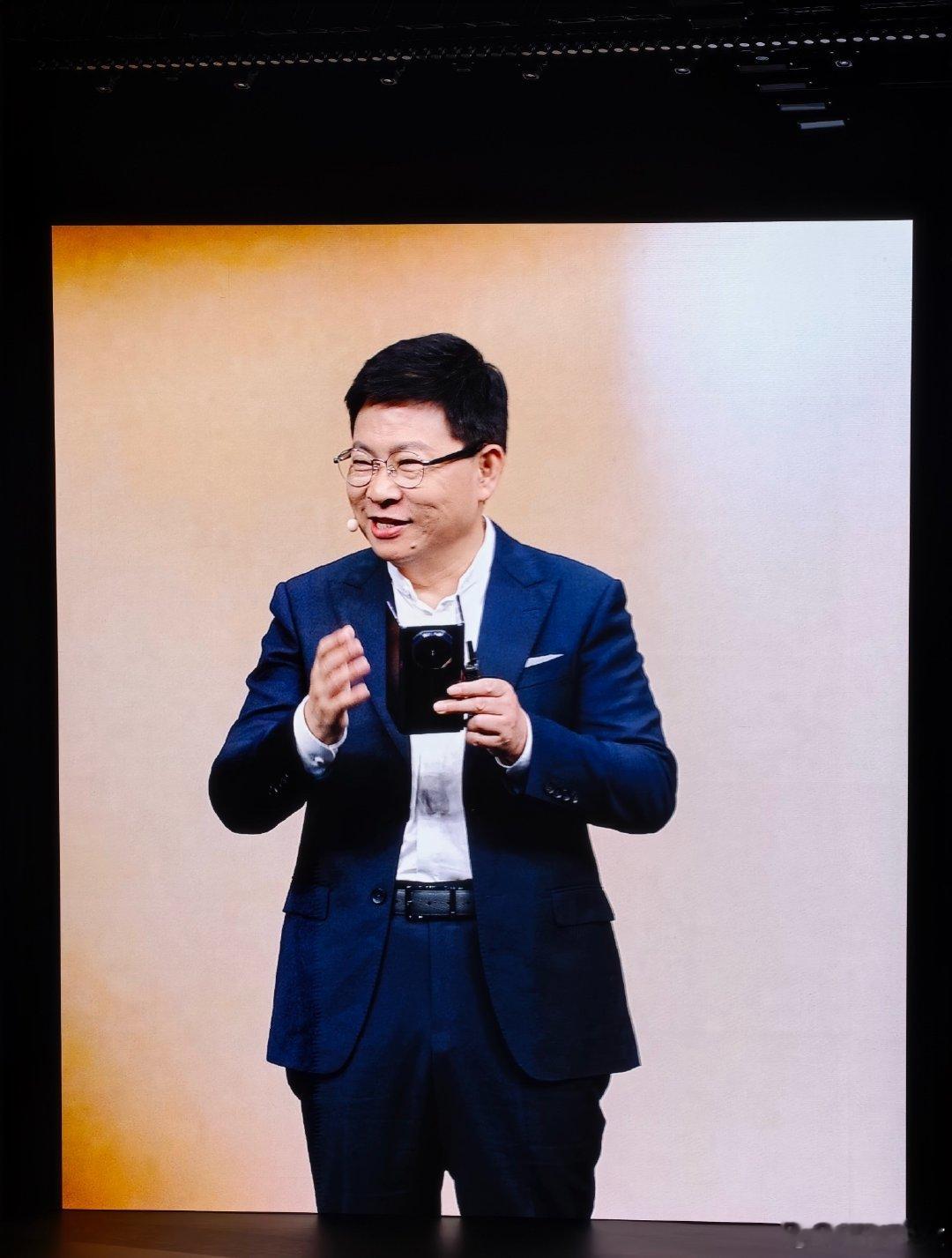 #余承东把三折叠物理防窥玩明白了#

余总@余承东 这次是真的把“防偷窥”安排明白了😂

除了星盾防窥外，余总演示左右小屏立起来，就是双重物理防窥了，以后就算左右都有人，也休想看到我的屏幕[doge]

#华为发布会##华为展翼三折叠及阔直板发布会# ​