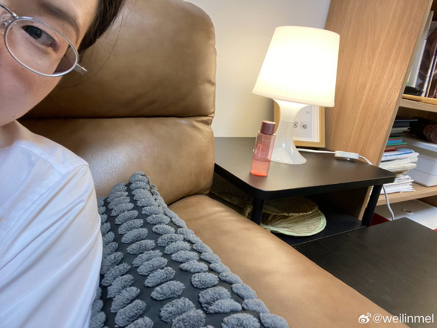 这个叙利亚风格的小房子真不能再买那个百灵四斗柜，运费安装费太贵。倒不如给自己买件衫，虽然确实需要，除非我能去循环集市驮回来折扣的白色柜子，倒也划算。不能再买了。

穿配偶的短袖白衬衫参加表彰大会挺合身，不能再吃了。 ​