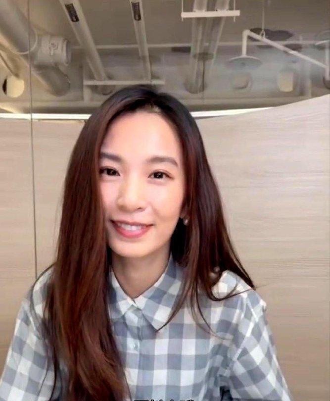 田馥甄直播，弹幕飘过一句“可以解开衬衫的第一颗扣子吗”。她反问“你当我这是什么直播”，紧接着自己把话接住，说打赏到位可以开到肚脐，还提了火箭、跑车。同一段时间，她在台北小巨蛋连开六场，票价八百到五千二新台币，全实名登记抽选，票数突破六万张。
直播片段传开之后，有人截图骂她掉价，说文艺女神怎么开始搞擦