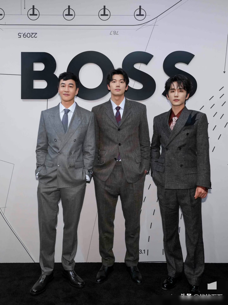 汪顺和何润东同框，第一眼根本没看见何润东。
10月14日成都麓湖，BOSS精裁俱乐部开幕，三人全黑西装并排一站，生图直接刷屏。汪顺那个头肩比，现场博主原话是好得有点不真实。肩宽得把西装前襟撑出两道硬折，头小到像被PS缩过，偏偏整个人站得松，不绷着。
何润东是老牌荧幕硬汉，肩宽头小搁内娱够能打了，