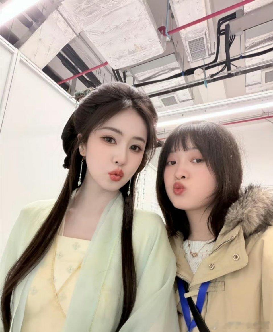 #白鹿[超话]# bl#演员白鹿# bl#一心呵护#  嘟嘴合拍✨ 古装美人与她最好的伙伴​