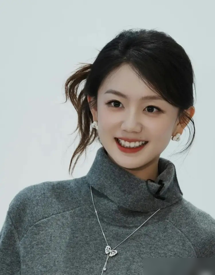 许嵩婚讯炸了，女方冯禧，当年追星追到台上哭的那个姑娘。
她不是靠许嵩上位的。查了一下，人家中传播音系全国第二考进去的，2021年《主播有新人》综艺赛道冠军，评委给的评价就俩字：干净。
后来进芒果台，跟何炅搭档《你好，星期六》，台风稳，不抢戏，何老师手把手带。圈里人都说这姑娘聪明，知道什么时候闭嘴