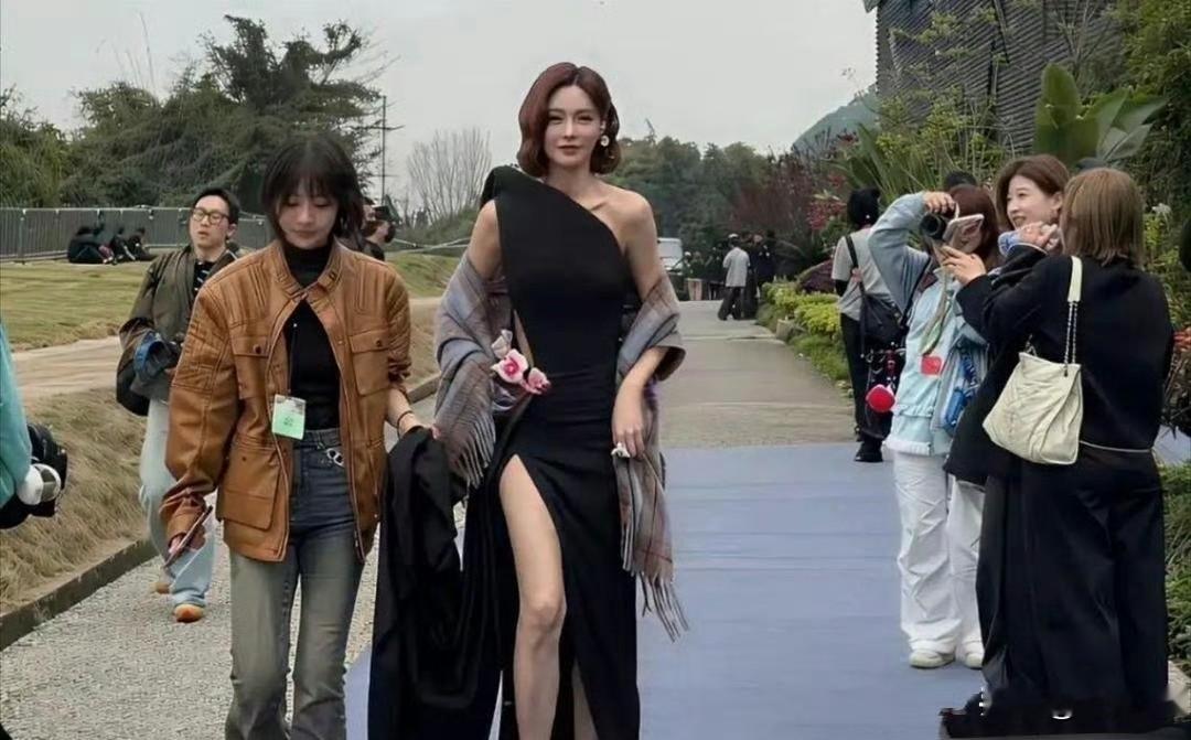 突然懂杜海涛了，沈梦辰直接把周边人都比下去了。 ​​​