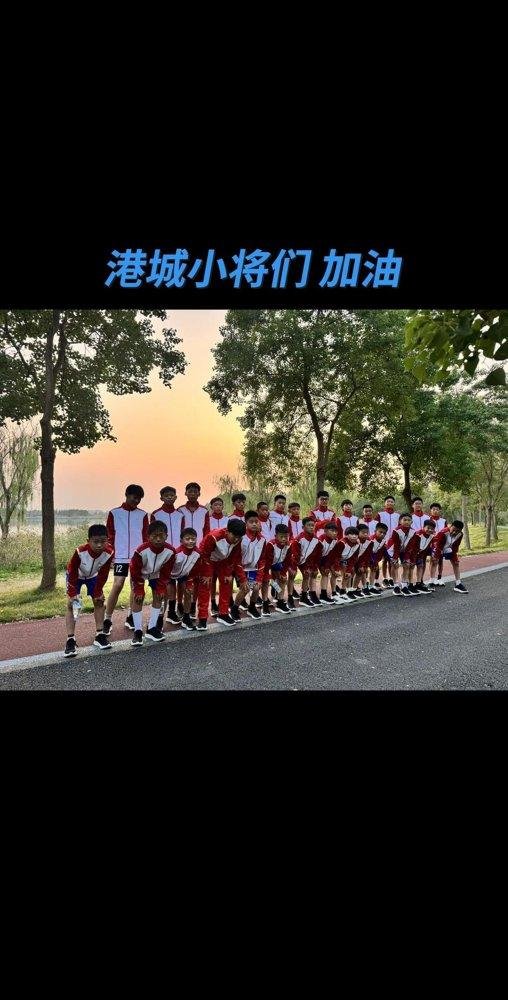 省运会开幕，别的城市忙着盖新馆，连云港愣是一个没建，把22个旧场馆翻新一遍就开干了。
总投资12个亿，听着不少，可对比新建场馆的价码，这就是拿装修的钱办了盖楼的事。器材能借不租，能租不买，草皮翻新完接着用。
41项比赛全落在这22个改造场馆里，U11的小球员就在家门口踢省运会。开幕式上1892个