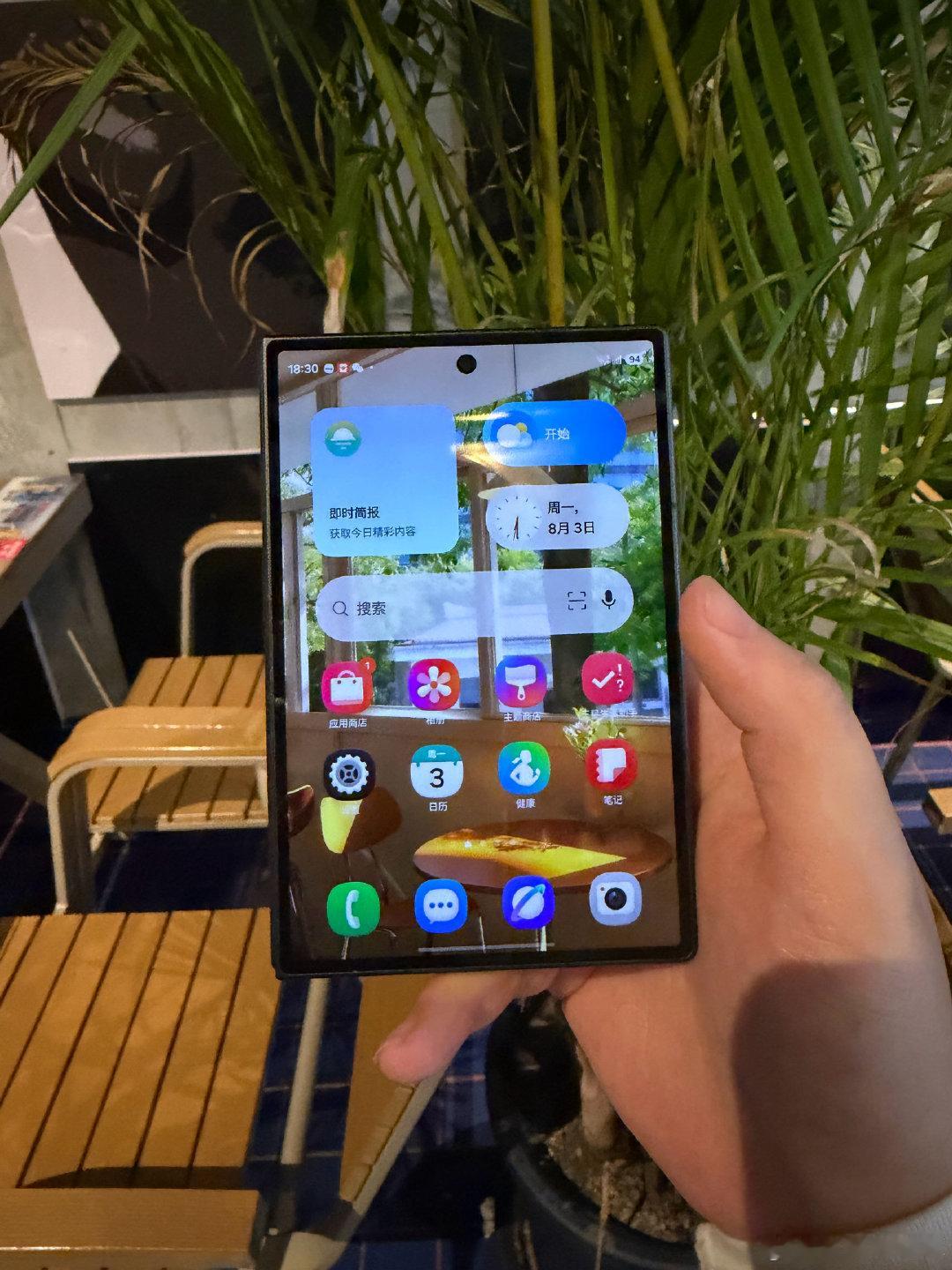 三星 Fold 8后盖质感真的爱了，简约大气的风格，出门掏出来格调瞬间就有#三星ZFold8##三星折叠屏薄到离谱了# ​