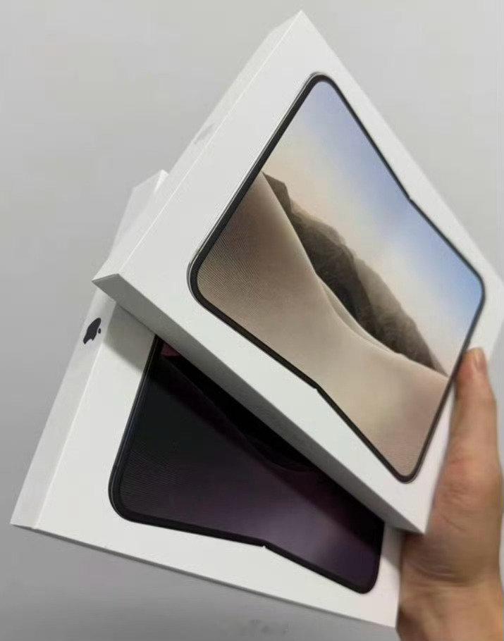 iPhone Duo开售了，毫无意义，iPhoneDuo排队

排队等着取货？那能理解
排队等着体验？那能理解

如果是想去店里买现货，别去了，没有现货卖给你 。但是先在官网预约的可以过去拿[允悲] ​