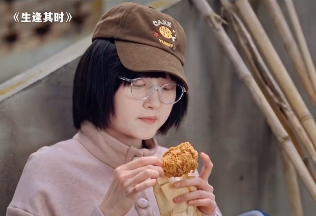 这源于关晓彤新剧《生逢其时》的一段高讨论度剧情：剧中她饰演的齐时好不容易拿到炸鸡，却被鸟屎精准砸中，面对这突如其来的“加料”，这炸鸡根本没法吃，只能无奈扔掉。  一、事件还原：“倒霉蛋”的炸鸡惨案-
