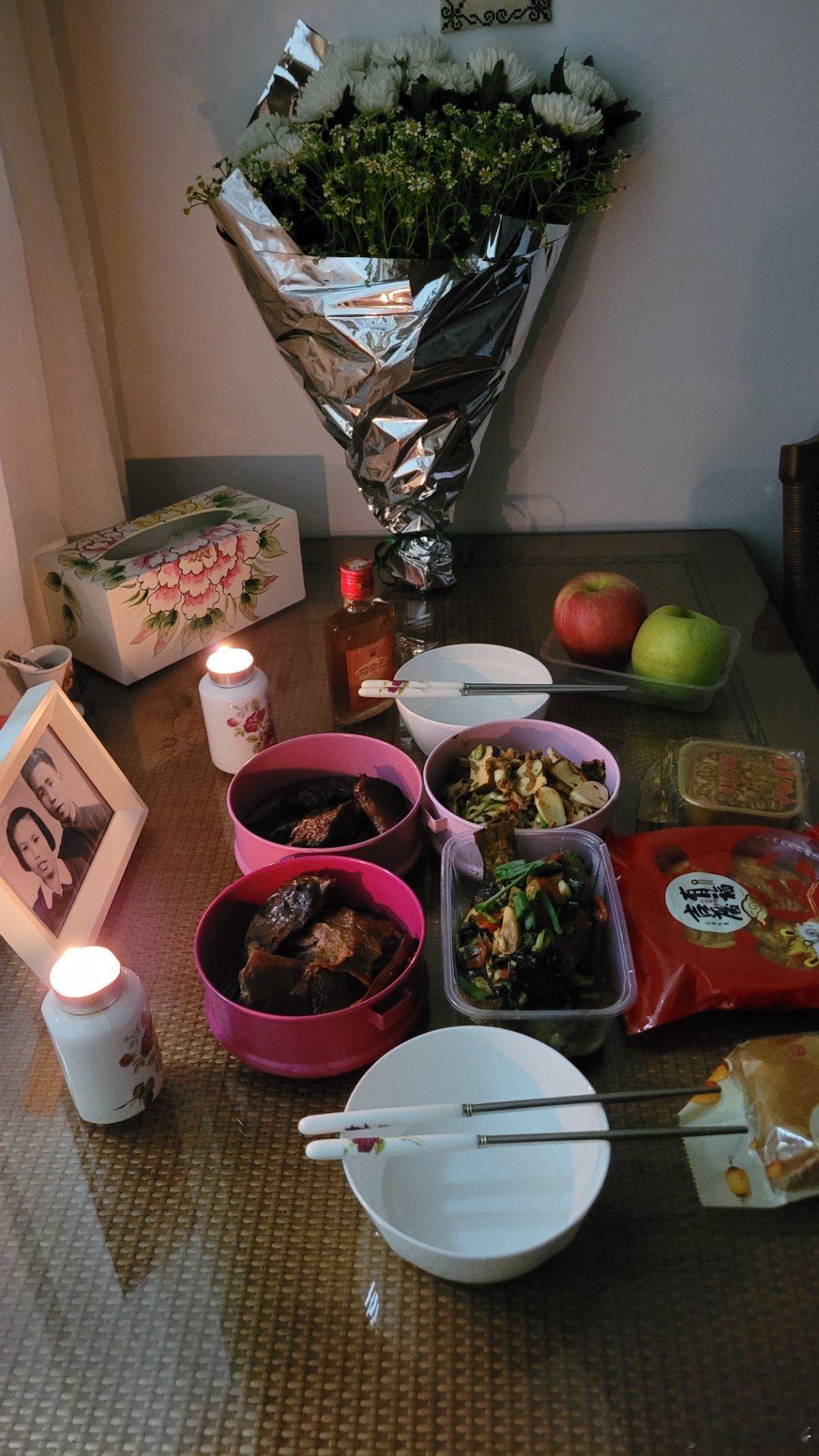 十五的月亮十六圆。今天农历八月十六。桌上有道州的扎肉，醴陵的板鸭，衢州的太阳鱼；梧州的咸五仁月饼，株洲的咸蛋五仁月饼、香葱月饼；永州的柳宗元酒……   爸妈：旅行回来，带来了一些沿途的特色，您们尝尝吧。🙏  ​