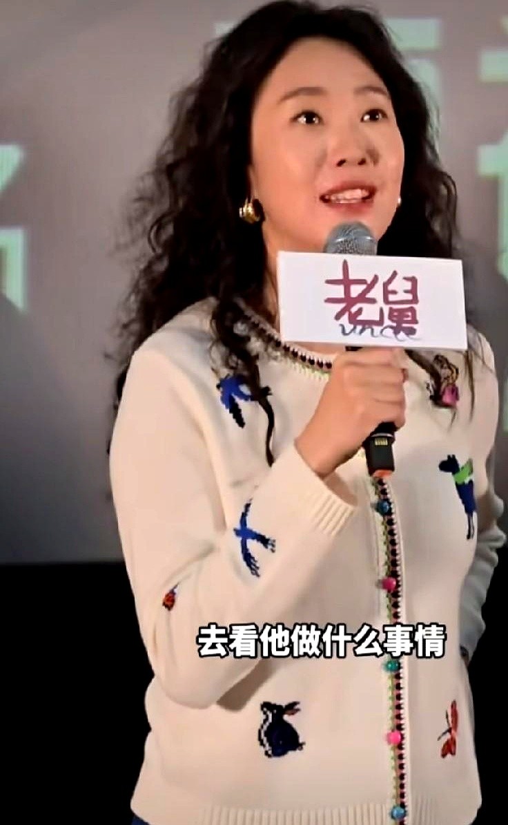 戴黑口罩被网友晃眼看成杨洋，郭京飞这回真跨进“帅叔圈”了。

在片场监视器旁，他瞅着王佳佳没戏时吃零食，张嘴掀开底牌：“佳佳，咱俩在圈里都属于先天硬件没那么拔尖的，稍微收着点吃行不行？”

半点不客套，全因他刚靠戒酒削出了棱角分明的下颌线。中年人戒酒容易，转头拿碳水甜品当代偿反而更胖，忍住不碰零食才