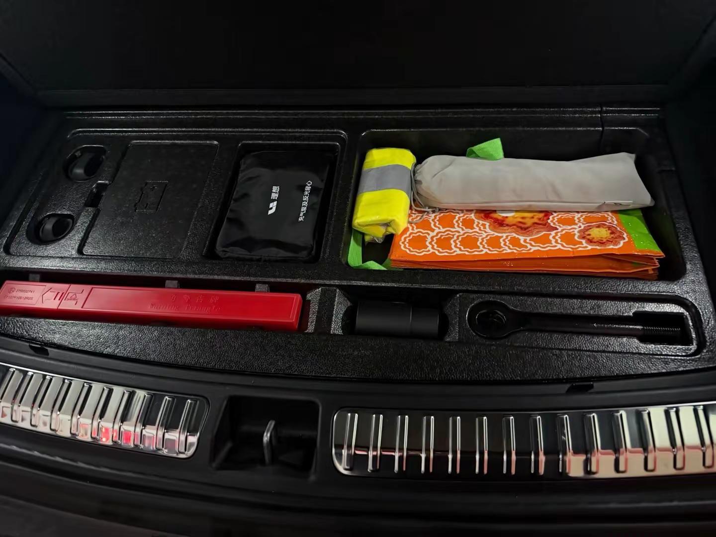 理想L8的后备箱真的很适合家庭出行，空间玩法很多。巧妙利用下层隐藏储物格，零散小物件全部收纳其中，不占用上层空间。大件行李、露营装备放在上层，需要装载长件物品时，放倒后排座椅就能拓展容积。合理分层摆放，物品不会在行车途中滑动，拿取东西也方便。简单做好分区，有限的空间就能发挥最大用处，自驾出游装载太方