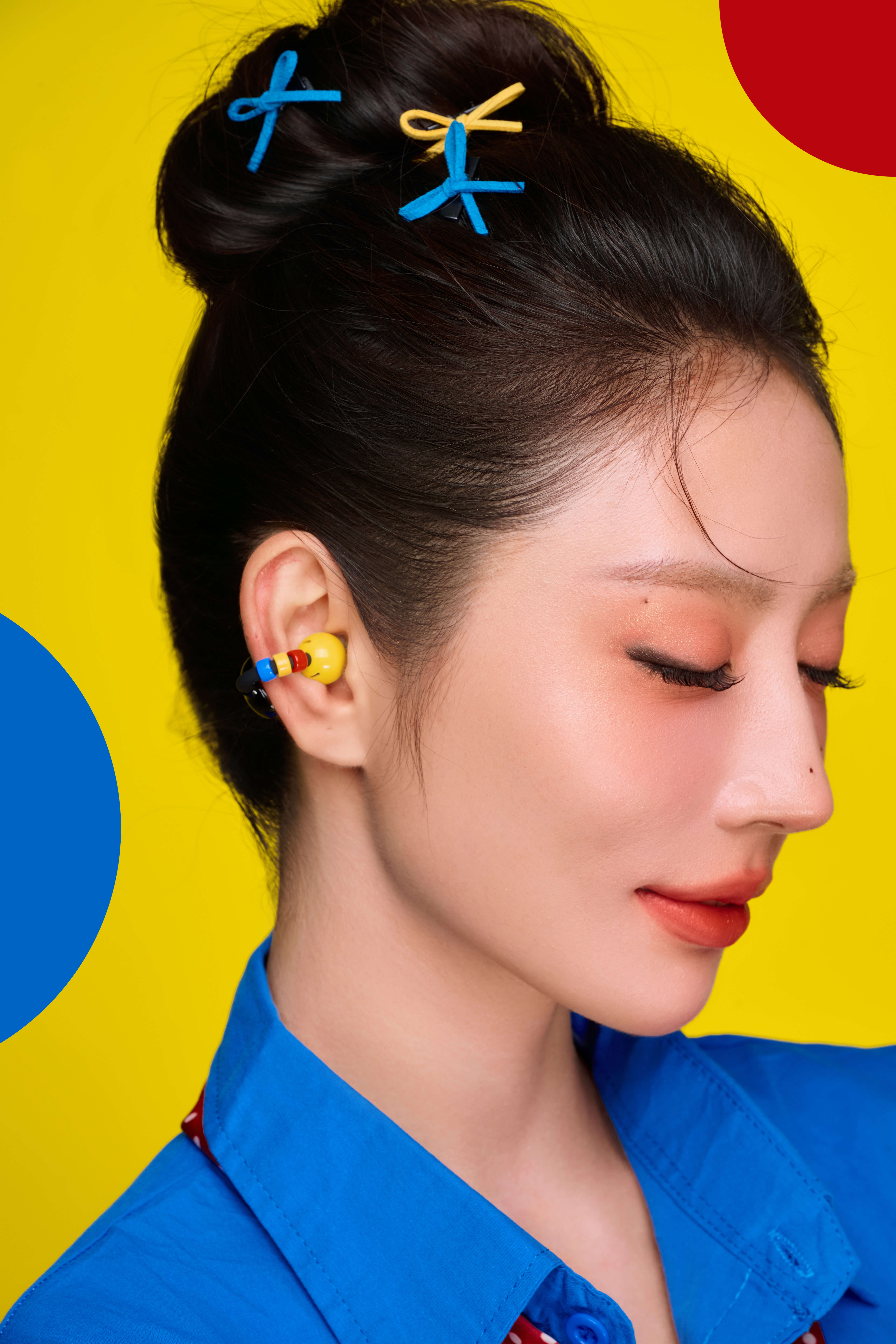 📸一组波普风图赏｜耳畔的撞色小星球✨
把波普三原色戴在耳朵上，直接拉满视觉多巴胺。
华为 FreeClip 2 耳夹耳机潮玩拼色，红黄、蓝黄、红蓝随便搭，解锁多种撞色玩法。
搭配可自由叠戴的配饰环，单戴、混搭都很出彩，耳机直接变身穿搭配饰。
好看好听好会玩，色彩就是最直接的自我表达🎧
拍了一 ​