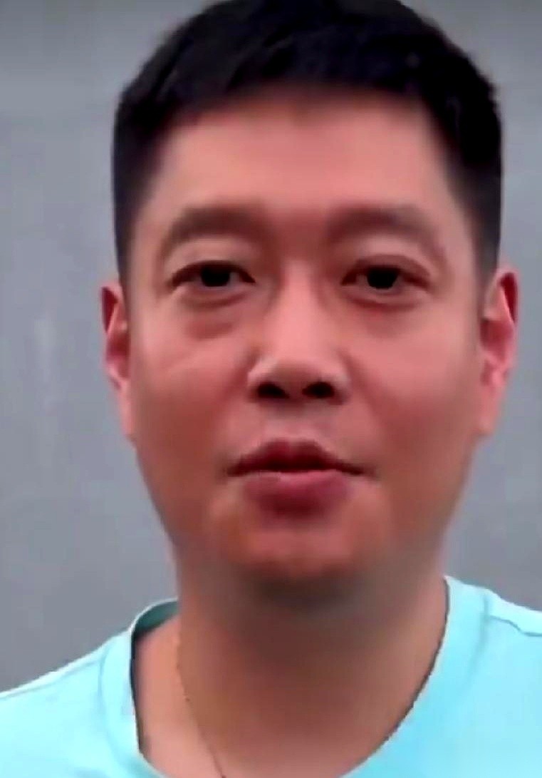从邱贻可教练闲聊透出的这段场边细节里，你能摸清一个关于国乒的硬核规律：球馆里最危险的信号，压根不是比分落后，而是孙颖莎突然闭嘴了。
她发火绝对不会扯着嗓子狂吼。隔着老远，你只能捕捉到一个细微却扎眼的画面：她的腮帮子绷得死紧，后槽牙死死咬在一起。
只要这个肌肉反应一出来，场边的生态会瞬间重组。
作为主