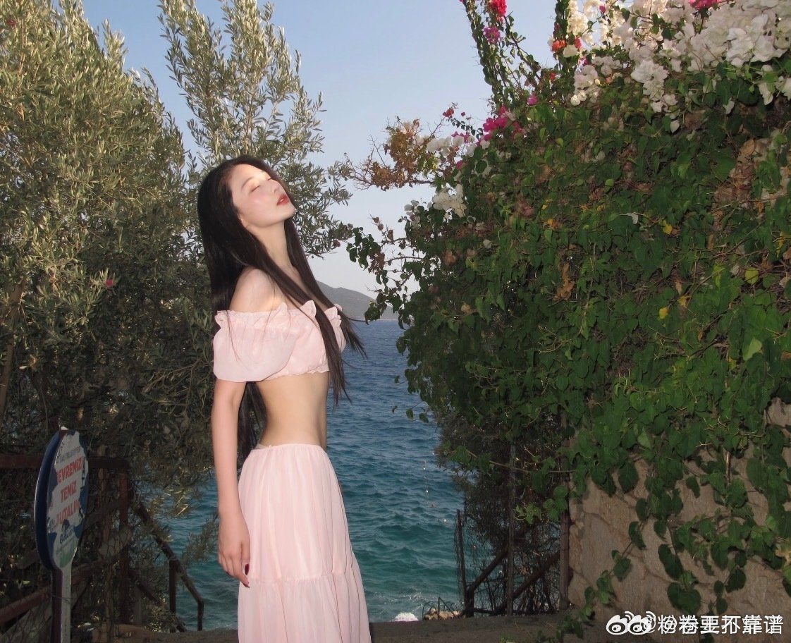 张馨予也太真实了，大方坦言拍照会吸肚子，小蛮腰线条真的好绝，该有的曲线也都有，身材匀称又好看，难怪大家都感慨何捷太有福气了😂 ​