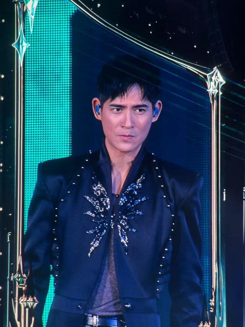 #恒星之城演唱会##fforever恒星之城##周渝民恒星之城演唱会##恒星之城##fforever恒星之城重庆演唱会##周渝民# 继续追我们的恒星之城，第六场——杭州，虽然是大雨如注，但是仍然不减内场铁粉们的热情🔥
出国回来之后，场地从室内换成了体育场，四面台换成了三面台，舞美升级很多，歌曲也换新一半，不 ​