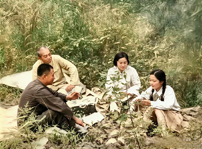 1954年，彭德怀和妻子浦安修，侄女彭钢的合影，彭德怀刚从朝鲜战场回国不久，工作繁忙，很难得有这样空闲的时间，陪伴家人游玩。

彭钢的父亲彭荣华是彭德怀的亲弟弟，1940年，彭容华在敌人杀害，成为了烈士。那时的彭钢才2岁，彭德怀把她接到身边照顾，彭钢是跟随彭德怀长大的，两人的关系形同父女。

彭德怀