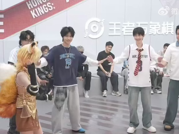 Fly，钎城，一诺，大帅学妲己舞
