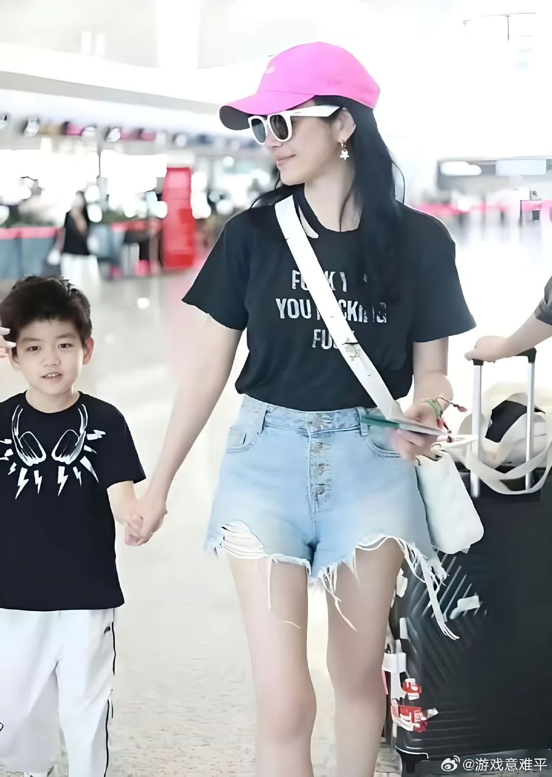#陈妍希儿子谢楠儿子见面就打#感觉两个人关系好好，哈哈哈哈哈像朋友一样的相处方式，两人太幸福了，过得幸福就好 ​