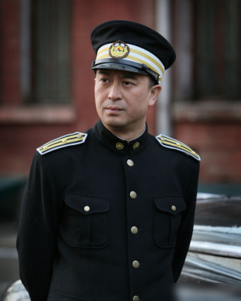 张嘉益演周乙，狠到骨头缝里了，拍完好几年没缓过来。
《悬崖》里最瘆人的一场戏，是他坐在车里抽着烟，平静交代手下把人做掉。没瞪眼，没咆哮，语气淡得像在点菜。可就是这份平静，让你后脊梁发凉。
他跟高彬斗了六年，天天在刀尖上走。别人演紧张靠发抖流汗，他全靠眼神，表面稳如老狗，眼底那根弦已经绷到极限了。