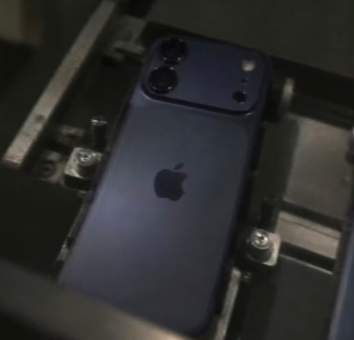 #iPhone18外观曝光#靠，这不是把iPhone17 Pro上面那个最丑的蓝色下放了，张铁牛咋想的啊，苹果可以把蓝色做成远峰蓝那种经典，也可以做成深蓝色这种无人问津的配色。 ​