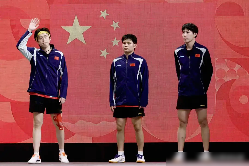 亚运会乒乓球男团决赛，中国队2-3输给日本队，丢金了。王楚钦第四场没能拿下张本智和，赛后他说得很直：很大一部分原因在我，可能是能力还有差距。网上不少人质疑王皓排兵布阵，王楚钦直接给教练挡枪：那是教练的决策，运动员只能执行，不要随便揣测。
其实隔壁小将温瑞博一个人丢了两分，才是真正被架在火上烤的那个