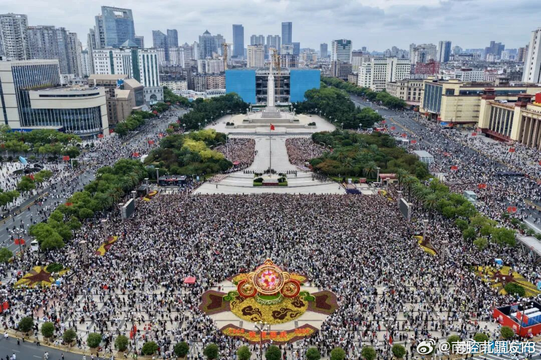 南昌正以“五色交融”的独特韵味，诠释“富有独特韵味、具有别样精彩”的魅力之城内涵！#南昌以独特韵味展现魅力之城别样精彩##落实省会引领南昌加速跑# 南昌“六城”建设中的魅力之城建设，本质就是做好禀赋变现！把红色、古色、绿色、金色、蓝色资源优势转化为引才聚产的城市软实力，反哺活力之城人 ​