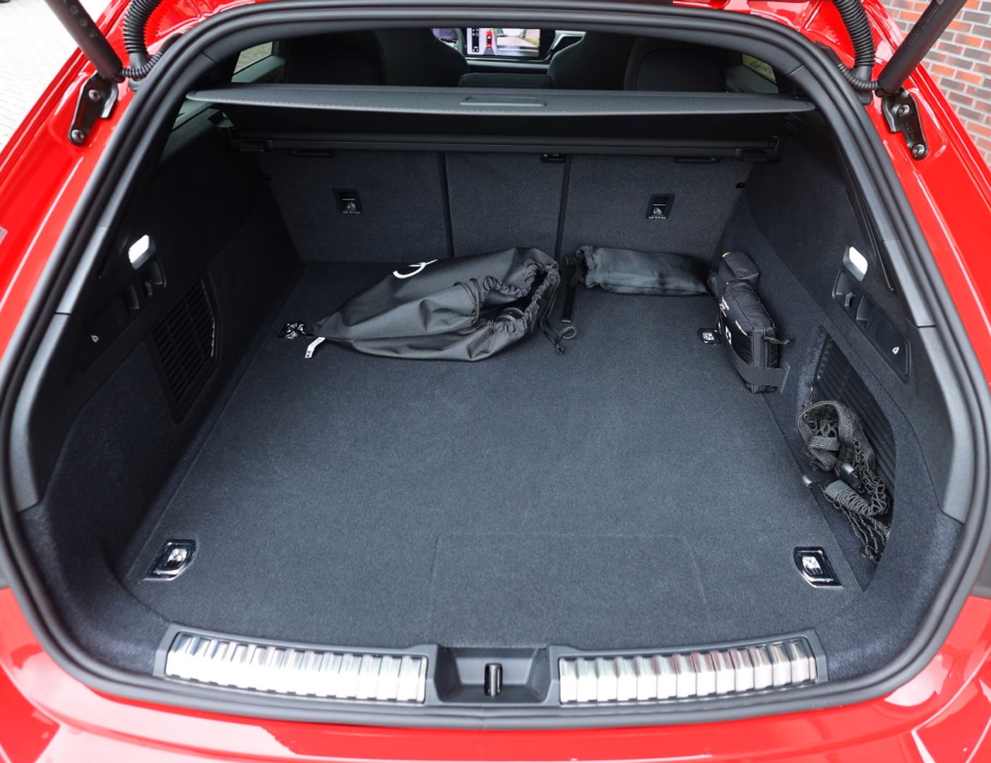 #好车分享# Audi RS5 Avant e-hybrid，事实证明，甭管四缸六缸还是八缸，PHEV的新一代性能车全部失败了，所以纯油之后就纯电吧，性能车领域，没法过度。 ​