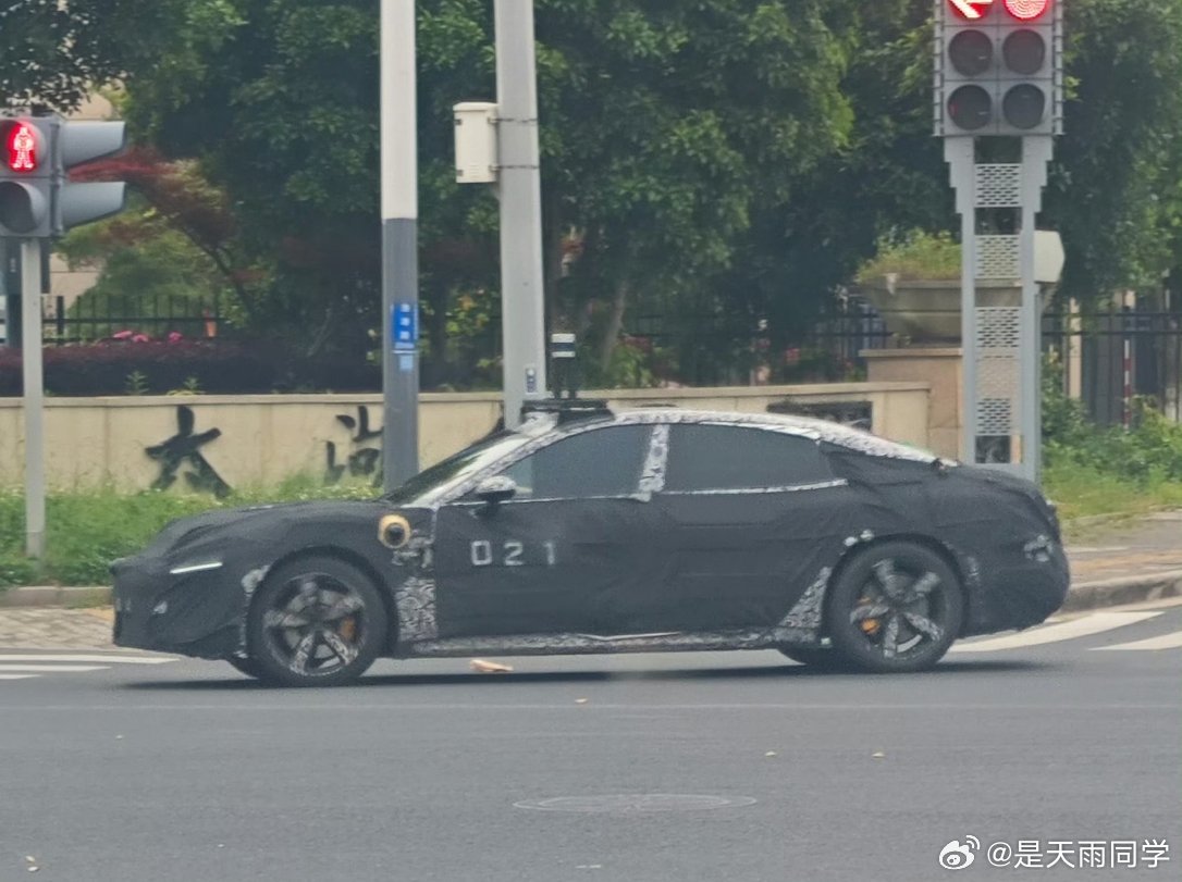 小米 SU9 LUX商标初审公告曝光，LUX就是豪华版的意思。

这跟网传版的SU7 L有出入，不过商标注册只是提前占名字，也不代表就是叫SU9 LUX 。

#大v聊车##小米SU9LUX商标公告# ​