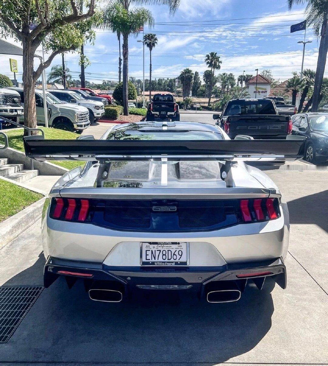 #豪车超跑[超话]#  最强野马的终极形态，没有之一！

这台GTD是基于Mustang GT3赛车打造的限量车型，全球产量极少，是目前福特最顶级的公路跑车之一！机盖上的进气口、前铲、宽体，还有那能直接起飞的巨型尾翼！而且它是5.2L机械增压V8，不是普通野马的自吸V8，赛道化调校！ ​