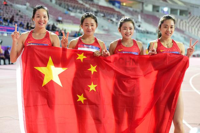 40秒78！中国队摘亚运历史首枚混合接力金牌，陈妤颉最后一棒极限逆转。
混合4×100米接力，男女队员一起上场，男女队员一起上场，和全男或者全女接力相比，排棒安排要考虑更多因素。决赛前面几棒跑完，队伍并不处在领先位置，存在一定分差，想要实现赶超难度不小。
接力比拼，个人速度是基础，个人速度是基础，交
