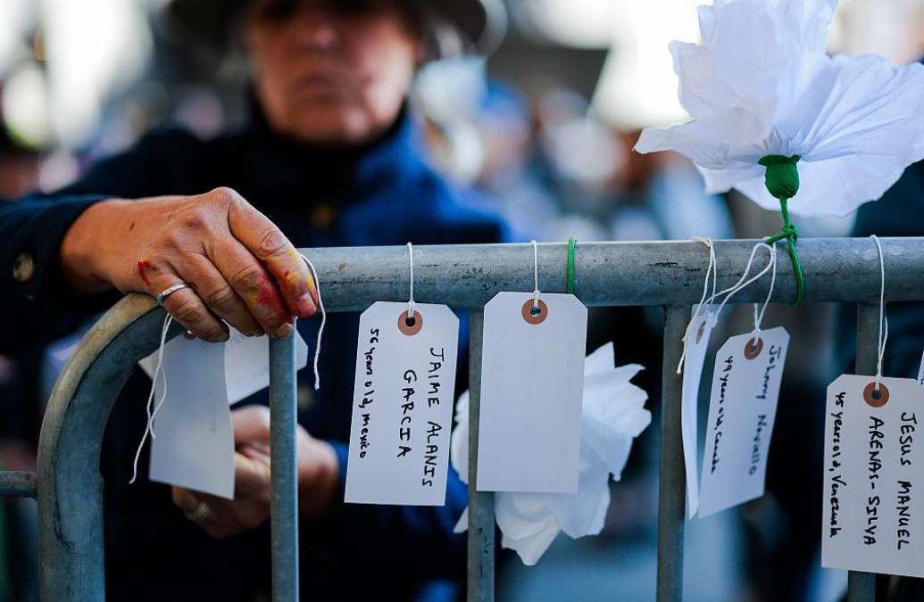 【旧金山举行悼念活动 抗议ICE拘押死亡事件促移民改革】旧金山联邦移民...